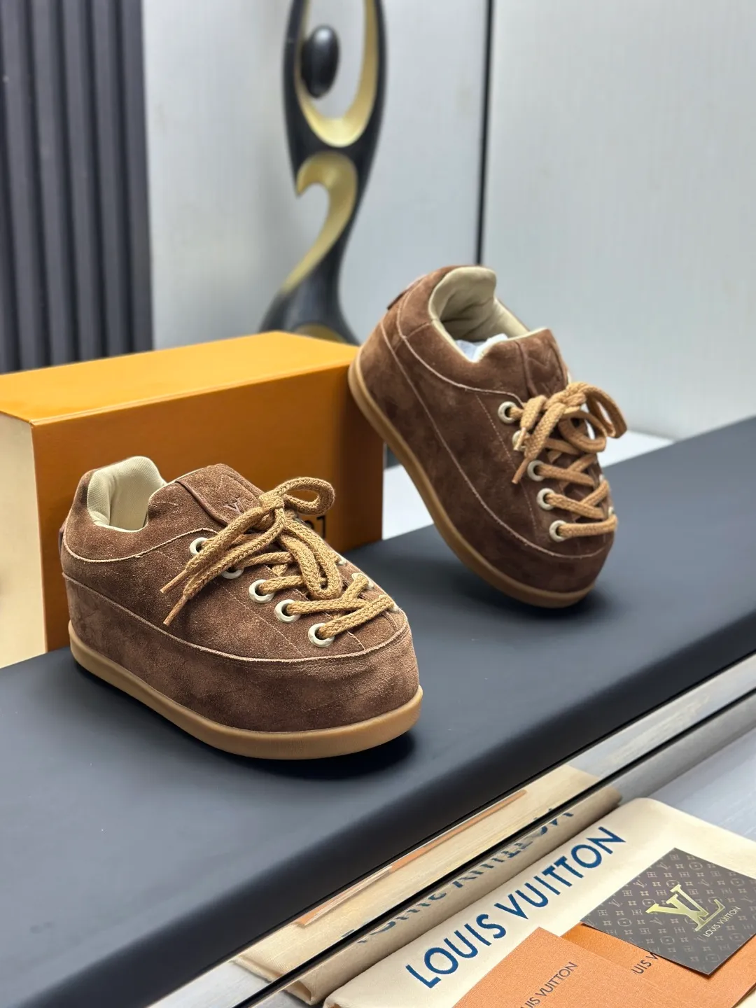 👟👟Ex-factory price 720👟👟 Top version LV-Louis Vuitton-Bread Catwalk New Style 1:1 development replica of the original version! ! The upper foot is very comfortable. It is made of luxurious materials and fine workmanship. The midsole is printed with English letters "Made in Europe". The upper is made of calfskin imported from Italy. The side is decorated with the brand's LOGO and signature. The latest latex foot pads and mesh lining make the foot feel super comfortable. The original two-color TPU combination outsole is specially provided by the original factory. Bag technology Goodyear stitched edges Fabric: Exclusive customized first-layer cowhide Accessories: Exclusive private model Vuitton logo, lining: Customized silk mesh lining - first-layer silk cowhide lining Outsole: TPU combination outsole wear-resistant, non-slip and anti-yellowing Foot pads: new latex pads-mesh sweat-absorbent Counter technology: fully computerized sewing machine wire drawing Toe box back cover Hot and cold shaping Full set of pull-top lasts with medium and low logo patterns Counter packaging - Shoelaces, certificates, cards, instructions, certificates, dust bags, the most complete packaging on the entire network, women's models 35-40 men's models are under development